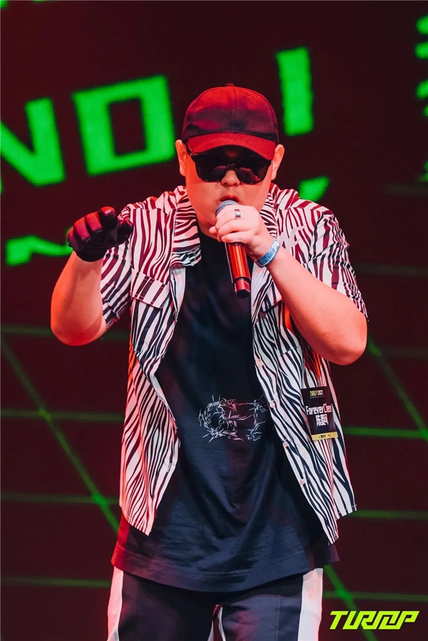 费耶诺德训练开放日,集结日绝杀压哨引欢呼,足总杯在即,临场指挥获称赞的简单介绍 费耶诺德训练开放日,集结日绝杀压哨引欢呼,足总杯在即,临场指挥获称赞的简单介绍